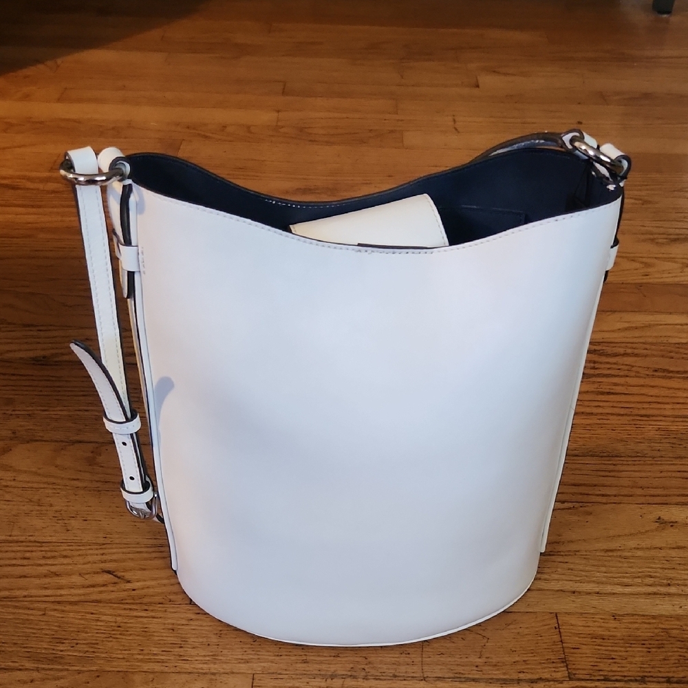 Elegant Banana Republic NWT White Leather Bucket Bag